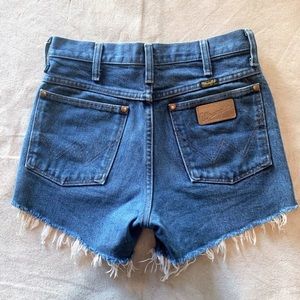 PERFECT DARK BLUE WASH WRANGLER CUT OFF SHORTS !!